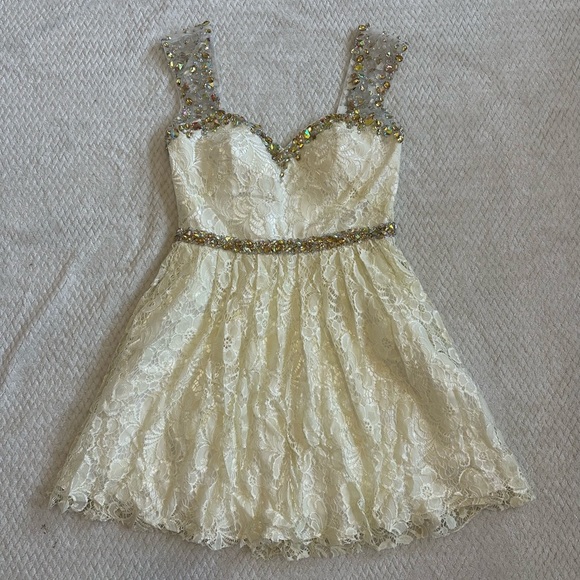 Ivory White Lace with Rhinestone Embellishment Grad Dress / Prom Dress SIZE 9/10 - Picture 1 of 2
